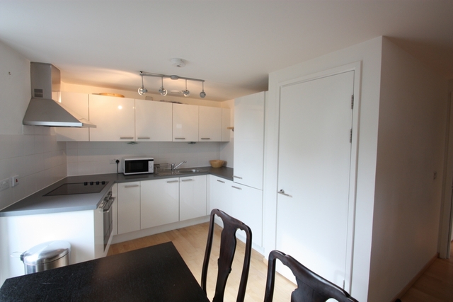  Image of 2 bedroom Flat to rent in Petergate London SW11 at Petergate  London, SW11 2BF