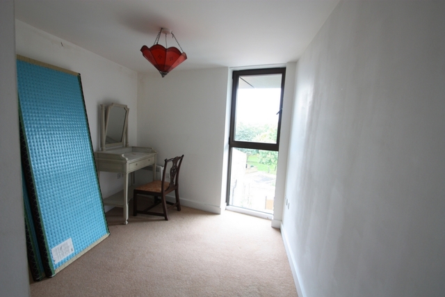  Image of 2 bedroom Flat to rent in Petergate London SW11 at Petergate  London, SW11 2BF