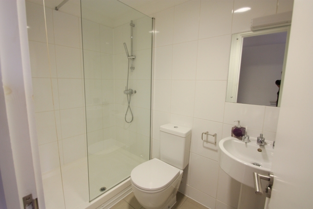  Image of 2 bedroom Flat to rent in Petergate London SW11 at Petergate  London, SW11 2BF