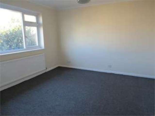  Image of 2 bedroom Flat to rent in Castle Lane Benfleet SS7 at Castle Lane Hadleigh Benfleet, SS7 2AL