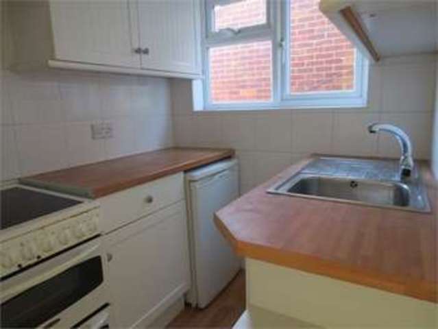  Image of 2 bedroom Flat to rent in Castle Lane Benfleet SS7 at Castle Lane Hadleigh Benfleet, SS7 2AL