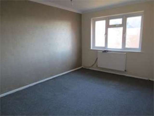  Image of 2 bedroom Flat to rent in Castle Lane Benfleet SS7 at Castle Lane Hadleigh Benfleet, SS7 2AL