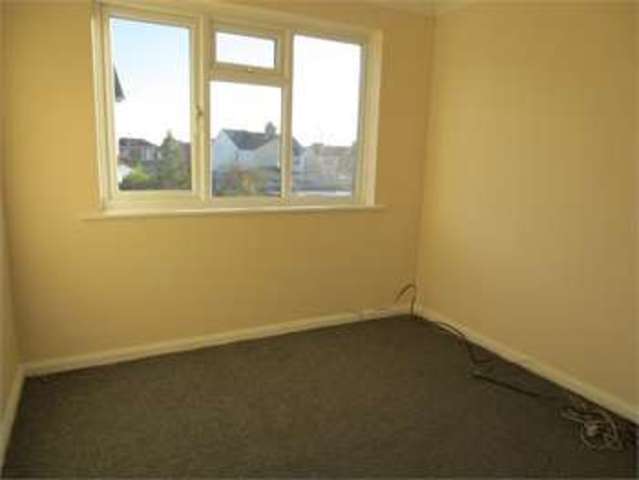  Image of 2 bedroom Flat to rent in Castle Lane Benfleet SS7 at Castle Lane Hadleigh Benfleet, SS7 2AL
