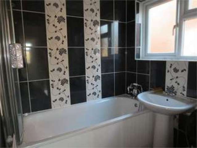  Image of 2 bedroom Flat to rent in Castle Lane Benfleet SS7 at Castle Lane Hadleigh Benfleet, SS7 2AL