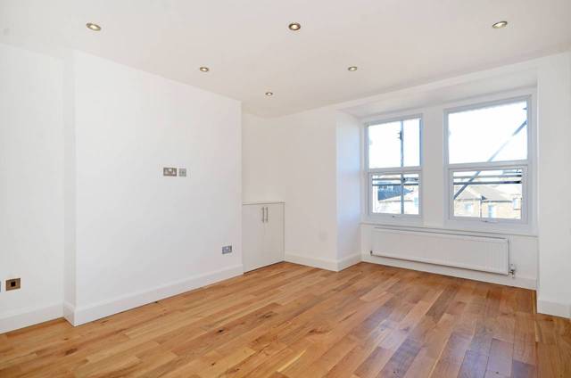  Image of 2 bedroom Flat for sale in Castlewood Road London N16 at Castlewood Road  Stamford Hill, N16 6DW