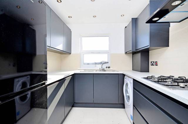  Image of 2 bedroom Flat for sale in Castlewood Road London N16 at Castlewood Road  Stamford Hill, N16 6DW