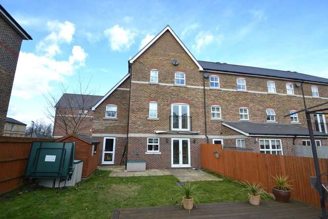  Image of 5 bedroom End of Terrace to rent in Cavendish Walk Epsom KT19 at Cavendish Walk  Epsom, KT19 8AP