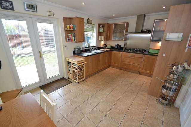  Image of 5 bedroom End of Terrace to rent in Cavendish Walk Epsom KT19 at Cavendish Walk  Epsom, KT19 8AP
