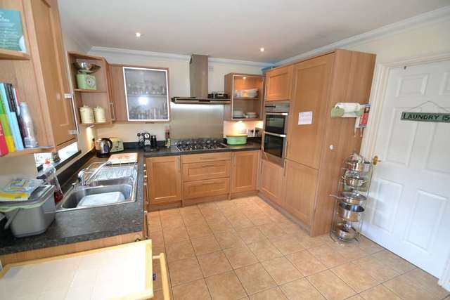  Image of 5 bedroom End of Terrace to rent in Cavendish Walk Epsom KT19 at Cavendish Walk  Epsom, KT19 8AP