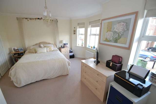  Image of 5 bedroom End of Terrace to rent in Cavendish Walk Epsom KT19 at Cavendish Walk  Epsom, KT19 8AP