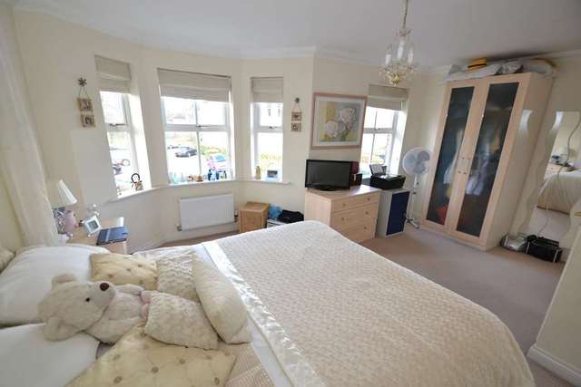  Image of 5 bedroom End of Terrace to rent in Cavendish Walk Epsom KT19 at Cavendish Walk  Epsom, KT19 8AP