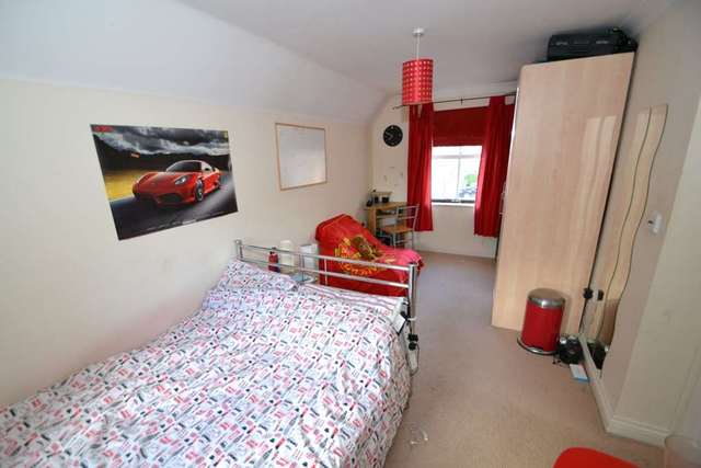  Image of 5 bedroom End of Terrace to rent in Cavendish Walk Epsom KT19 at Cavendish Walk  Epsom, KT19 8AP