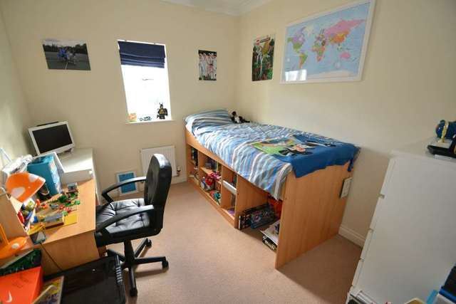  Image of 5 bedroom End of Terrace to rent in Cavendish Walk Epsom KT19 at Cavendish Walk  Epsom, KT19 8AP