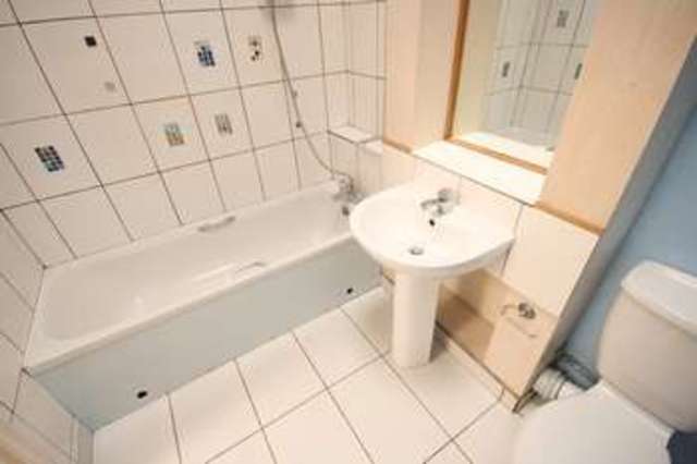  Image of 2 bedroom Cottage to rent in Cedars Road Torquay TQ1 at Torquay Devon, TQ1 1SB