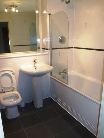  Image of 2 bedroom Flat to rent in Holliday Street Edgbaston Birmingham B1 at Centenary Plaza Holliday Street Birmingham City, B1 1TW