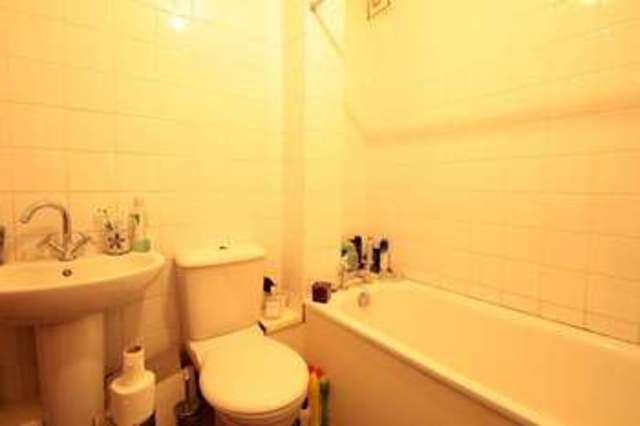  Image of 1 bedroom Flat to rent in Chanctonbury Gardens Sutton SM2 at Sutton, SM2 6RG