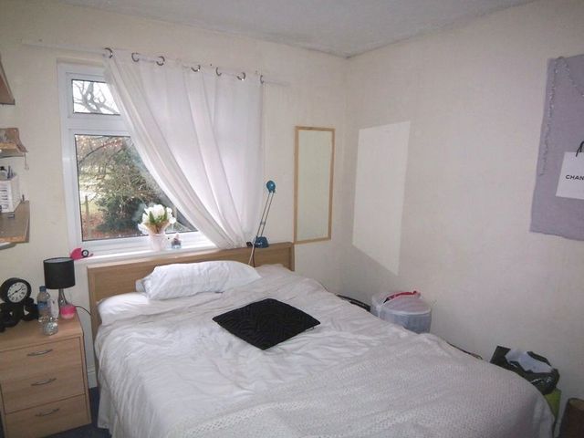  Image of 6 bedroom Terraced house to rent in Cherrywood Avenue Englefield Green Egham TW20 at Cherrywood Avenue Englefield Green Egham, TW20 0TE