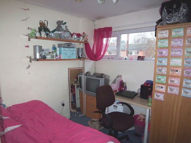  Image of 6 bedroom Terraced house to rent in Cherrywood Avenue Englefield Green Egham TW20 at Cherrywood Avenue Englefield Green Egham, TW20 0TE