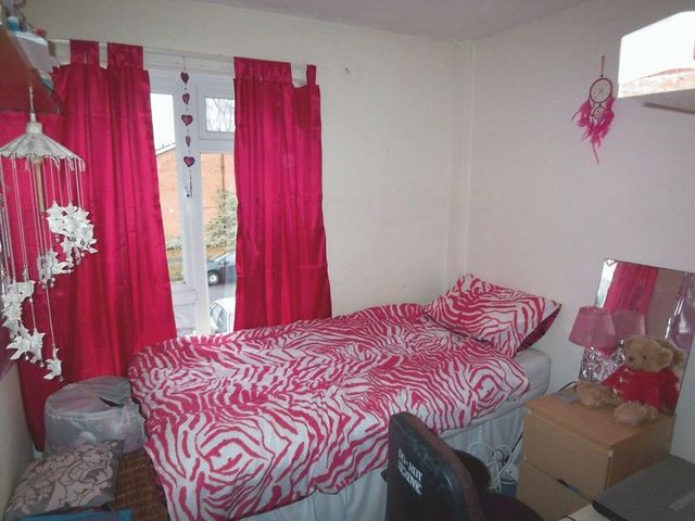  Image of 6 bedroom Terraced house to rent in Cherrywood Avenue Englefield Green Egham TW20 at Cherrywood Avenue Englefield Green Egham, TW20 0TE
