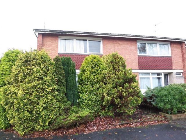  Image of 4 bedroom Detached house to rent in Cherrywood Avenue Englefield Green Egham TW20 at Cherrywood Avenue Englefield Green Egham, TW20 0TE