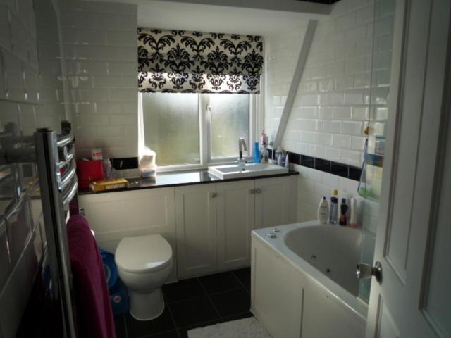  Image of 2 bedroom Maisonette to rent in Park Road Banstead SM7 at Park Road  Banstead, SM7 3BS