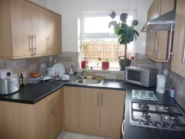  Image of 1 bedroom House Share to rent in Chiltern Crescent Earley Reading RG6 at Chiltern Crescent  Reading, RG6 1AN