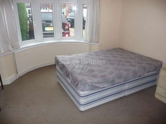  Image of 1 bedroom House Share to rent in Chiltern Crescent Earley Reading RG6 at Chiltern Crescent  Reading, RG6 1AN