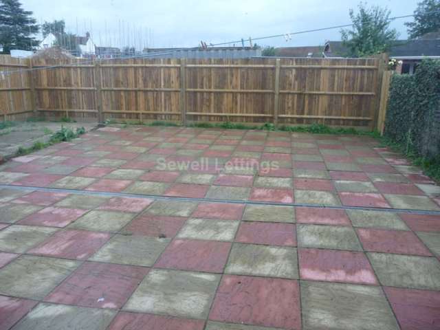  Image of 1 bedroom House Share to rent in Chiltern Crescent Earley Reading RG6 at Chiltern Crescent  Reading, RG6 1AN