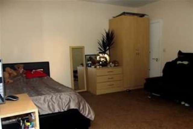  Image of Flat to rent in Rowden Park Gardens London E4 at London, E4 9AH
