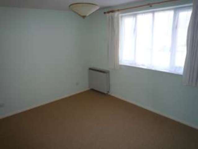  Image of 1 bedroom Flat to rent in Chipstead Close Sutton SM2 at Belmont Heights  Sutton, SM2 6BE