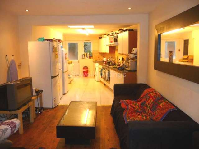  Image of 9 bedroom Detached house to rent in Christchurch Road Reading RG2 at Christchurch Road  Reading, RG2 7AZ