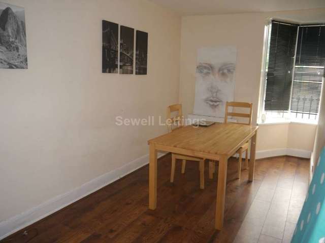  Image of 9 bedroom Detached house to rent in Christchurch Road Reading RG2 at Christchurch Road  Reading, RG2 7AZ