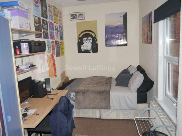  Image of 9 bedroom Detached house to rent in Christchurch Road Reading RG2 at Christchurch Road  Reading, RG2 7AZ