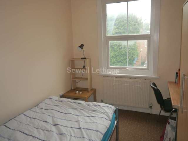  Image of 9 bedroom Detached house to rent in Christchurch Road Reading RG2 at Christchurch Road  Reading, RG2 7AZ