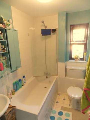  Image of 1 bedroom Flat to rent in Clarkes Drive Uxbridge UB8 at Clarkes Drive  Uxbridge, UB8 3UJ