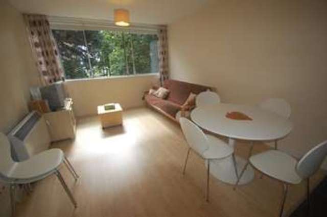  Image of 1 bedroom Apartment to rent in Claudia Place London SW19 at Wimbledon Park, SW19 6ES