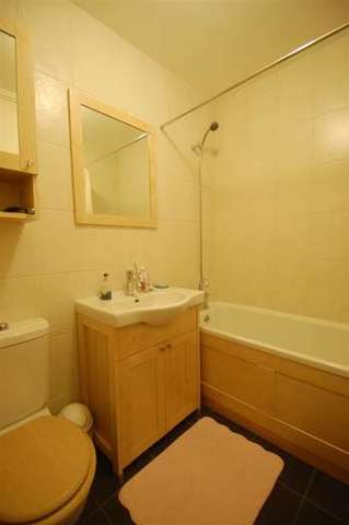  Image of 1 bedroom Apartment to rent in Claudia Place London SW19 at Wimbledon Park, SW19 6ES