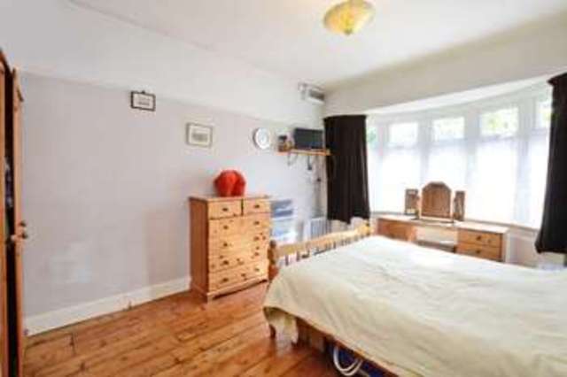  Image of 3 bedroom Bungalow for sale in Clinton Avenue East Molesey KT8 at Clinton Avenue  East Molesey, KT8 0HS