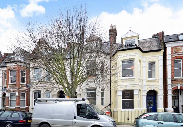  Image of 3 bedroom Flat for sale in Clissold Crescent London N16 at Clissold Crescent  Stoke Newington, N16 9AR