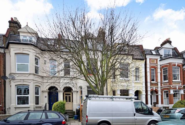  Image of 3 bedroom Flat for sale in Clissold Crescent London N16 at Clissold Crescent  Stoke Newington, N16 9AR