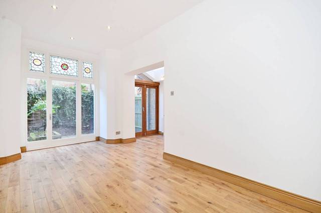  Image of 3 bedroom Flat for sale in Clissold Crescent London N16 at Clissold Crescent  Stoke Newington, N16 9AR