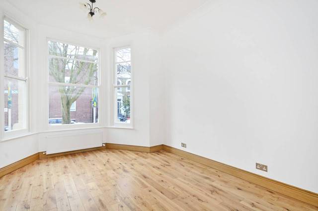  Image of 3 bedroom Flat for sale in Clissold Crescent London N16 at Clissold Crescent  Stoke Newington, N16 9AR