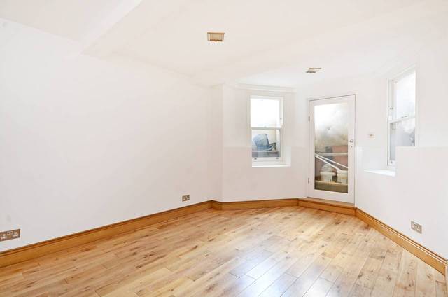  Image of 3 bedroom Flat for sale in Clissold Crescent London N16 at Clissold Crescent  Stoke Newington, N16 9AR