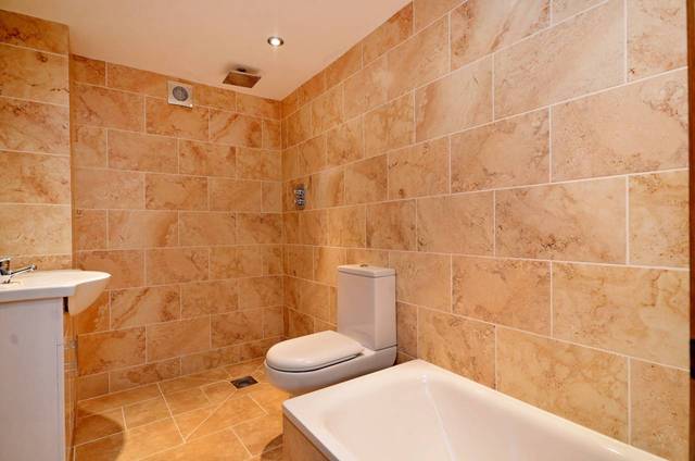  Image of 3 bedroom Flat for sale in Clissold Crescent London N16 at Clissold Crescent  Stoke Newington, N16 9AR