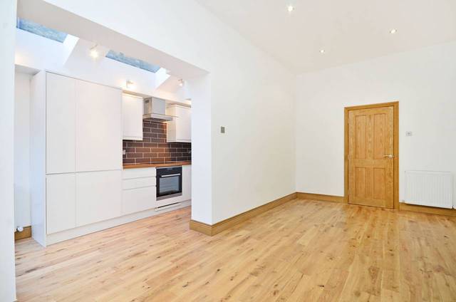  Image of 3 bedroom Flat for sale in Clissold Crescent London N16 at Clissold Crescent  Stoke Newington, N16 9AR