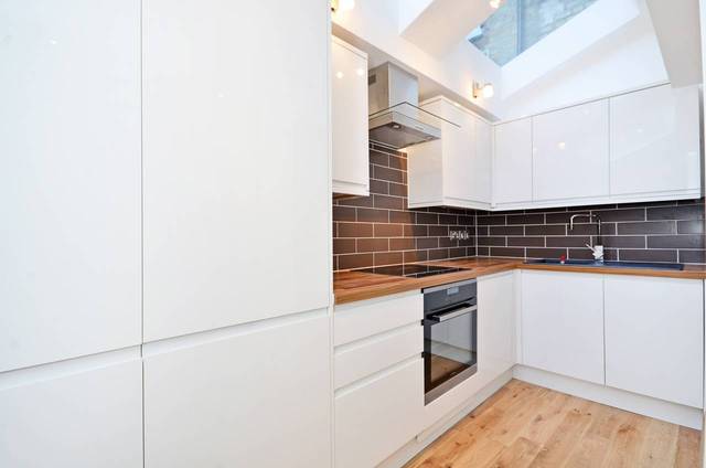  Image of 3 bedroom Flat to rent in Clissold Crescent London N16 at Clissold Crescent  Hackney, N16 9AR