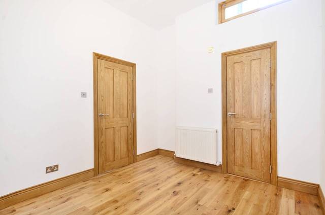  Image of 3 bedroom Flat to rent in Clissold Crescent London N16 at Clissold Crescent  Hackney, N16 9AR