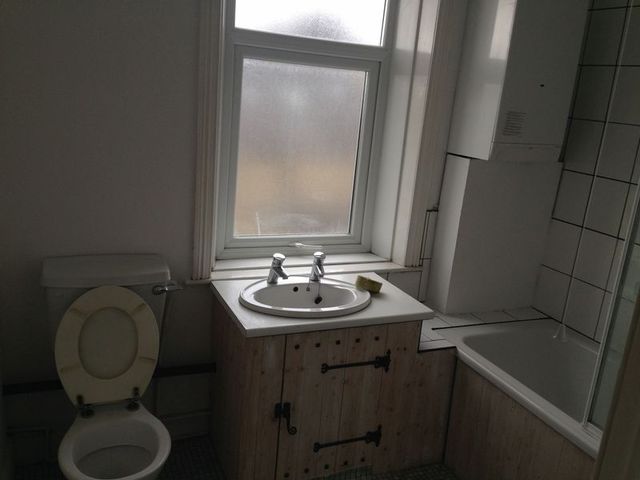  Image of 1 bedroom Flat to rent in Clough Road Huddersfield HD2 at Clough Road  Huddersfield, HD2 2NZ
