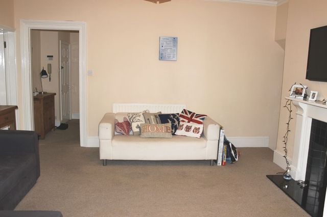  Image of 2 bedroom Flat to rent in Coopers Hill Lane Englefield Green Egham TW20 at Coopers Hill Lane Englefield Green Egham, TW20 0JY