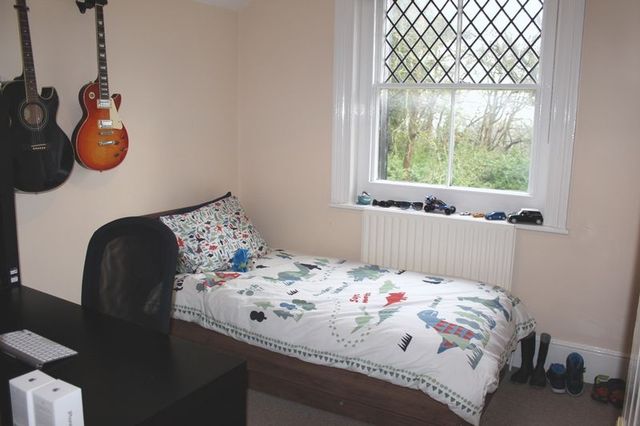  Image of 2 bedroom Flat to rent in Coopers Hill Lane Englefield Green Egham TW20 at Coopers Hill Lane Englefield Green Egham, TW20 0JY